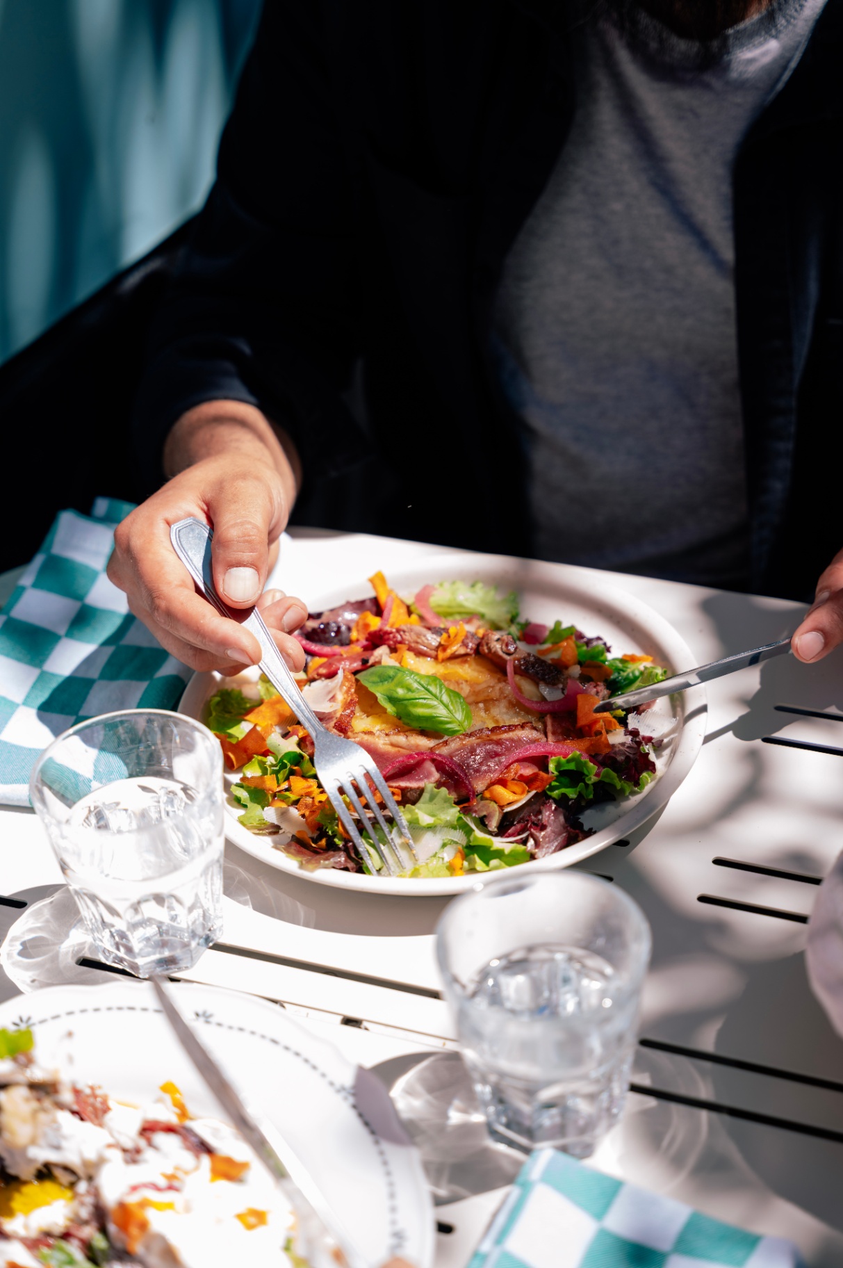Salade généreuse en terrasse au soleil, Chouette Club 90