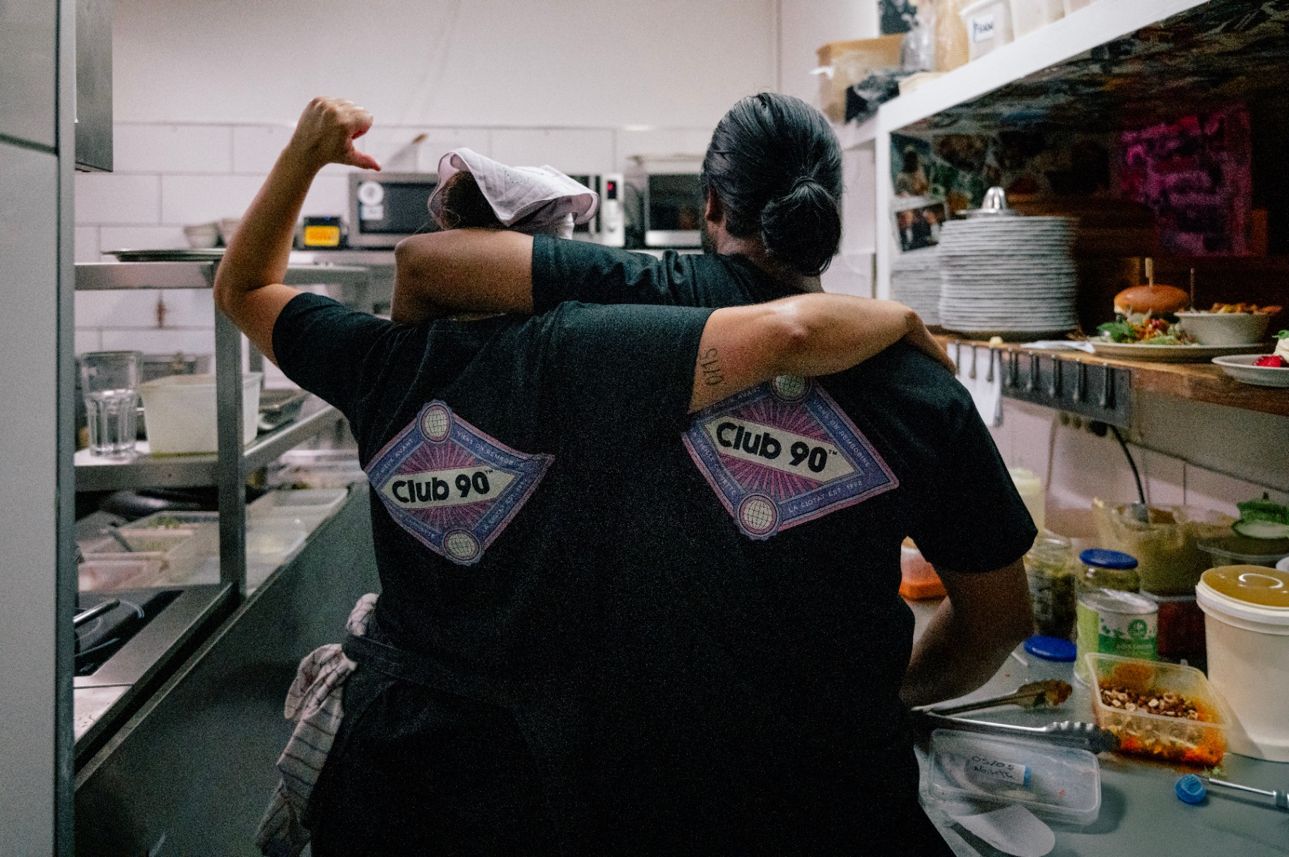 L'équipe en cuisine avec les t-shirts Club 90, La Vieille Chouette