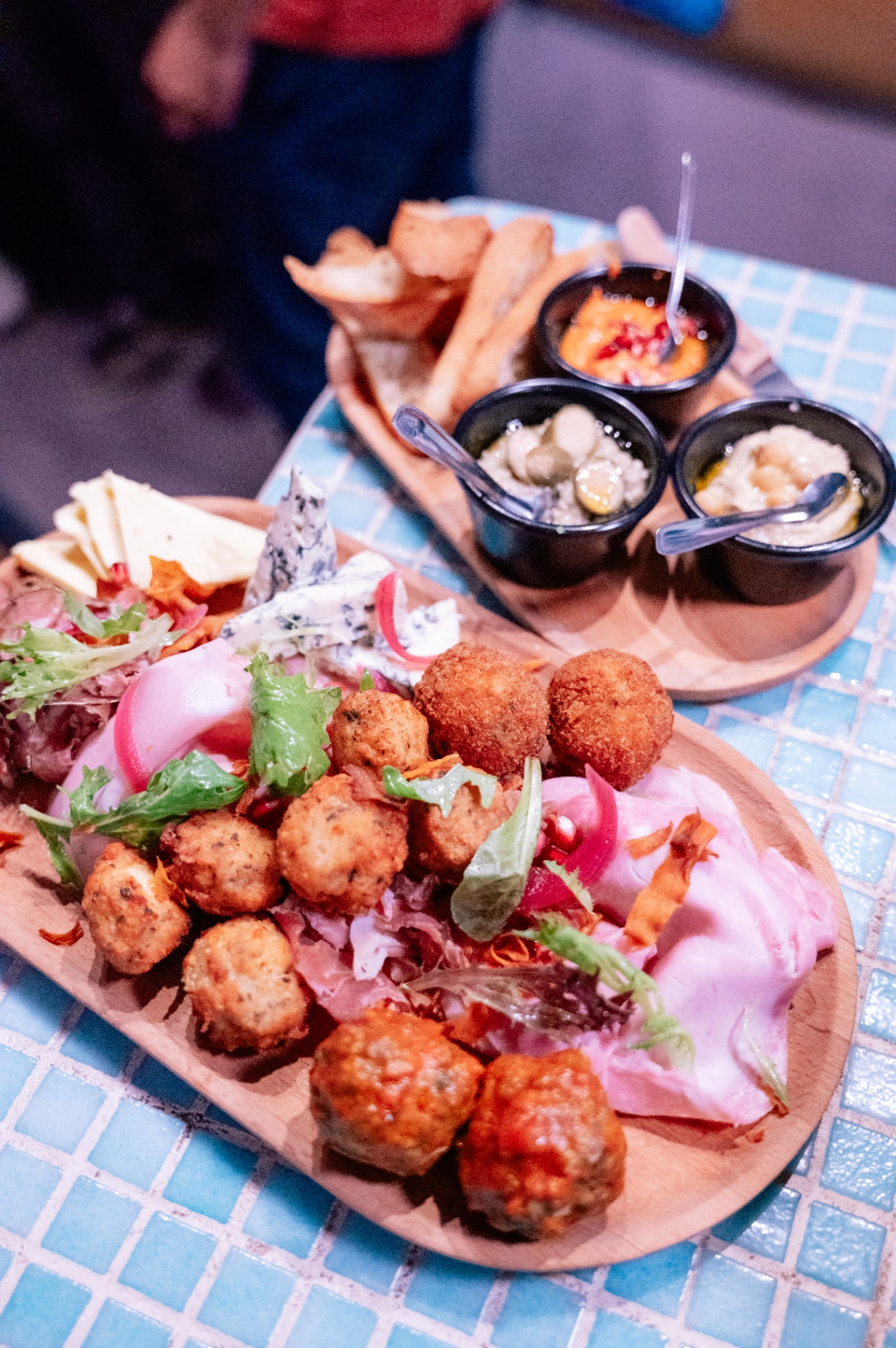 Planches à partager : croquetas, charcuterie, fromages et dips